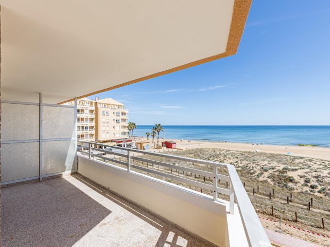 PISO EN LA MATA-TORREVIEJA CON TERRAZA ESPECTACULAR EN PRIMERA LINEA DE PLAYA