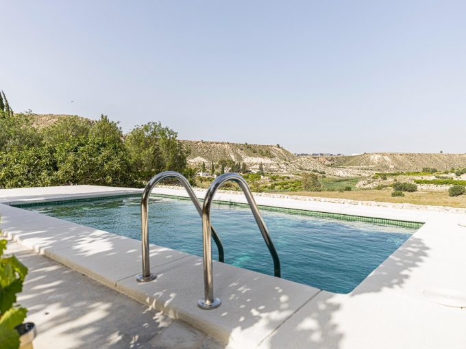 PRECIOSA CASA CON TERRENO Y PISCINA EN MULA